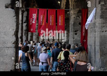 Rom, Italien 10/07/2007: Kolosseum Ampheter. Touristen Schlange am Eingang. ©Andrea Sabbadini Stockfoto