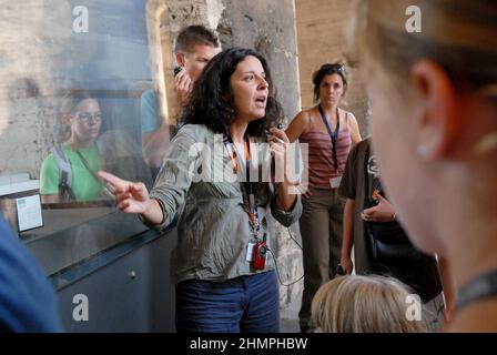 Rom, Italien 10/07/2007: Touristischer Führer mit einer Gruppe von Touristen, Kolosseum Ampheter. ©Andrea Sabbadini Stockfoto