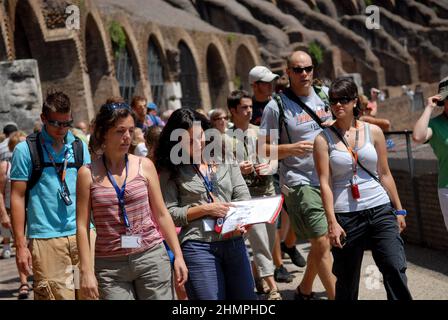 Rom, Italien 10/07/2007: Touristischer Führer mit einer Gruppe von Touristen, Kolosseum Ampheter. ©Andrea Sabbadini Stockfoto