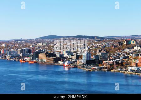 Blick auf die Stadt St. John's in nordwestlicher Richtung vom Signal Hill über den St. John's Harbour. Stockfoto