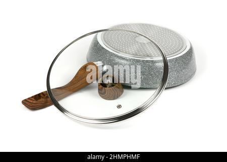 Moderne Bratpfanne mit Antihaft-Granitbeschichtung mit Holzgriff isoliert auf weißem Hintergrund, Draufsicht. Hochauflösendes Foto. Volle Schärfentiefe Stockfoto