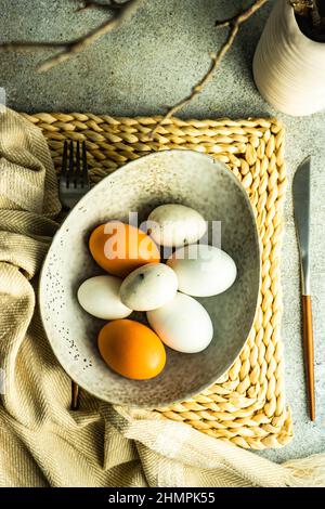 Blick von oben auf einen Osterplatz mit Eiern in einer Schüssel Stockfoto