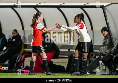Rotterdam, Niederlande. 11th. Februar 2022. Rotterdam - Juli Schneijderberg von Feyenoord V1, Celainy Obispo von Feyenoord V1 während des Spiels zwischen Feyenoord V1 gegen Excelsior V1 in Nieuw Varkenoord am 11. Februar 2022 in Rotterdam, Niederlande. (Box to Box Pictures/Yannick Verhoeven) Credit: Box to Box pictures/Alamy Live News Stockfoto