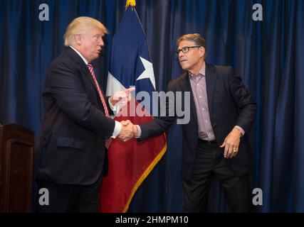 Austin, Texas 23. August 2016: Der republikanische Präsidentschaftskandidat DONALD TRUMP schüttelt die Hände mit dem ehemaligen Gouverneur RICK PERRY, als er seine unkonventionelle Kampagne nach Texas bringt, mit einem Swing durch größtenteils demokratisches Zentral-Texas mit Spendenaufenthalten und einer Kundgebung. Stockfoto