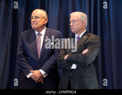 Austin, Texas 23. August 2016: Anwalt RUDY GIULIANI , links und Senator JEFF HÖREN sich DIE Sitzungen des republikanischen Präsidentschaftskandidaten Donald Trump an (nicht gezeigt), während er seine unkonventionelle Kampagne nach Texas bringt, mit einem Swing durch größtenteils das demokratische Zentrum von Texas mit Spendenaufenthalten und einer Kundgebung. ©Bob Daemmrich Stockfoto