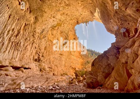 Arch Cave unterhalb des Tonto Natural Bridge State Park, Arizona, USA Stockfoto