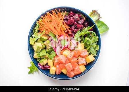 Poke Bowl Salat auf weißem Hintergrund Stockfoto