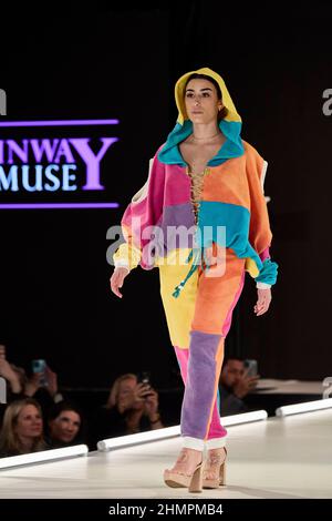 New York, New York, USA. 10th. Februar 2022. Ein Model geht mit der Designerin Ghena Spatola Herbst/Winter 2022 während des ersten jährlichen Runway-Muse-Wettbewerbs von Sohomuse & Runway7 junger Modedesignstudenten auf die Piste. (Bild: © Mark J. Sullivan/ZUMA Press Wire) Stockfoto