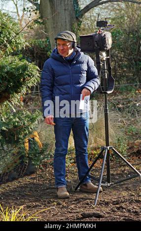 BBC Sound-Aufnahmetechniker im Winter vor Ort in einem Garten. Stockfoto