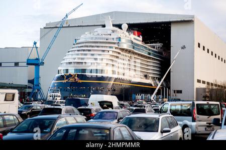 Papenburg, Deutschland. 11th. Februar 2022. Das Kreuzschiff 'Disney Wish' wird mit Schleppern aus dem Meyer Werft-Baudock gezogen. Der Neubau soll in diesem Jahr an Disney Cruise Line ausgeliefert werden. Quelle: Hauke-Christian Dittrich/dpa/Alamy Live News Stockfoto