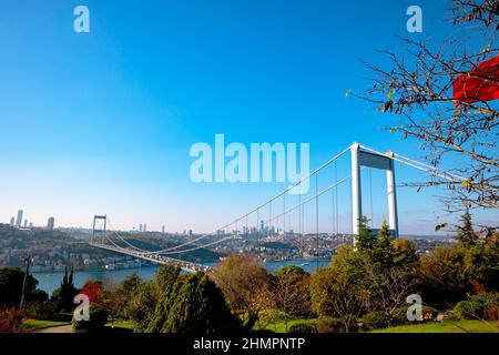 Hintergrund in Istanbul. Stadtbild von Istanbul und Fatih Sultan Mehmet Brücke. Türkische Wirtschaft oder Regierung Hintergrundfoto. Stockfoto