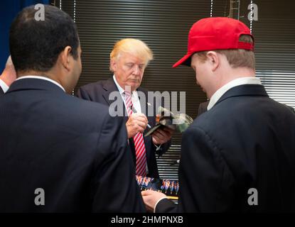 Austin, Texas, USA. 23rd August 2016. Austin, Texas 23. August 2016: Der republikanische Präsidentschaftskandidat DONALD TRUMP bringt seinen unkonventionellen Wahlkampf nach Texas mit einem Swing durch das größtenteils demokratische Zentrum von Texas mit Spendenaufenthalten und einer Kundgebung. (Bild: © Bob Daemmrich/ZUMA Press Wire) Stockfoto