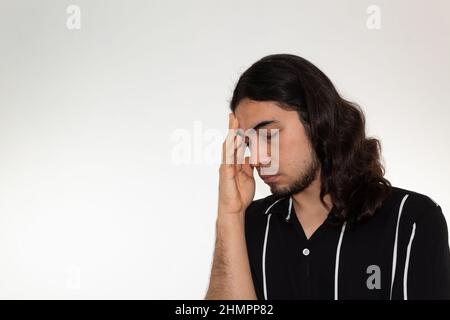 Porträt eines hispanischen Mannes mit Kopfschmerzen, Stress und Frustration auf weißem Hintergrund Stockfoto