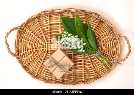 Blumenstrauß Maiglöckchen auf Weidenschale Stockfoto