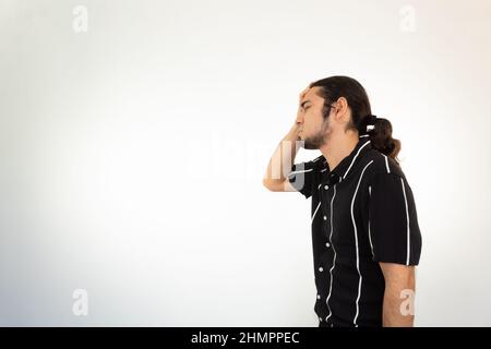 Porträt eines hispanischen Mannes mit Kopfschmerzen, Stress und Frustration auf weißem Hintergrund Stockfoto