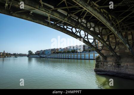 Isabel II Brücke mit dem Triana Viertel im Hintergrund Stockfoto