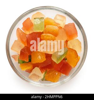 Glasierter Trockenobstmix in einer auf Weiß isolierten Glasschüssel. Draufsicht. Stockfoto