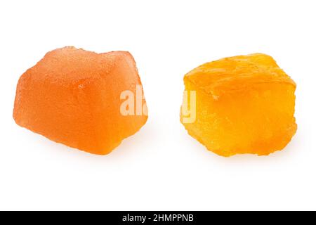 Zwei Stück glasierte Trockenfrüchte isoliert auf Weiß. Stockfoto