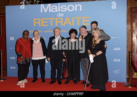 Paris, Frankreich. 10th. Februar 2022. Firmine Richard, Marianne Garcia, Daniel Prévost, Liliane Rovère, Kev Adams und Mylène Demongeot Stockfoto