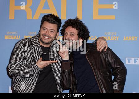 Paris, Frankreich. 10th. Februar 2022. KeV Adams und William Lebghil besuchen die MAISON DE RETRAITE-Premiere von Thomas Gilou im Le Grand Rex . Stockfoto