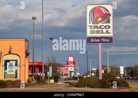 Ansicht eines Taco Bell-Restaurantzeichens und -Logos.Außenansicht, Schilder und Logos von Fast-Food-Restaurants in Bloomsburg, Pennsylvania. Stockfoto