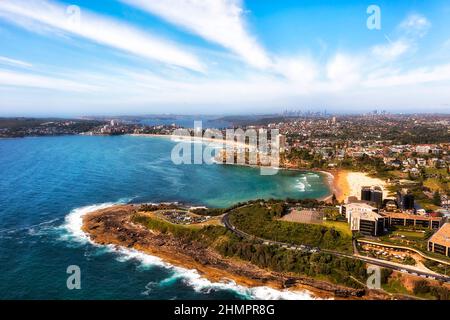 Malerische Sandstrände von Manly und Freshwater an der Nordküste Sydneys mit Blick auf den Hafen und die Skyline von CBD. Stockfoto