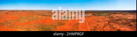 Ein Rastplatz im kleinen Topar-Roadhouse hält auf dem Barrier Highway in der Nähe der Broken Hill City des australischen Outback - ein breites Luftpanorama. Stockfoto