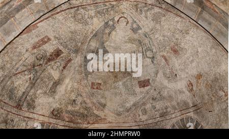 Der feierliche Chor in der Skurup-Kirche mit einem großen mittelalterlichen Wandgemälde, das Christus in Majestät, den pantokrator, Skurup, Schweden, 16. Juli, 2021 Stockfoto