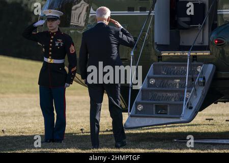 Washington DC, USA. 11th. Februar 2022. Präsident Joe Biden begrüßt, als er am Freitag, den 11. Februar 2022, am South Lawn des Weißen Hauses in Washington, DC, an der Marine One antritt. Die Regierung Biden warnt vor einer bevorstehenden Invasion der Ukraine durch Russland, möglicherweise in der nächsten Woche. Foto von Shawn Thew/UPI Credit: UPI/Alamy Live News Stockfoto