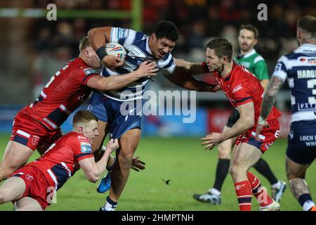 Patrick Mago #10 von Wigan Warriors wird am 2/11/2022 von der Hull KR-Verteidigung in Angriff genommen. (Foto von David Greaves/News Images/Sipa USA) Quelle: SIPA USA/Alamy Live News Stockfoto