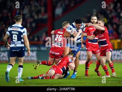 Patrick Mago von Wigan Warriors wird von Greg Richards (links) von Hull KR und Matt Parcell während des Betfred Super League-Spiels im Sewell Group Craven Park Stadium, Hull, angegangen. Bilddatum: Freitag, 11. Februar 2022. Stockfoto