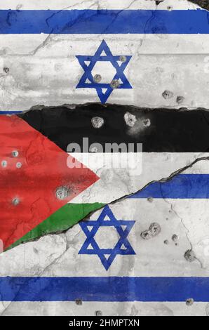 Verwitterte Flagge Palästinas zwischen zwei israelischen Flaggen, die auf eine rissige Wand mit Einschusslöchern gemalt waren. Israelisch-palästinensisches Konfliktkonzept. Stockfoto
