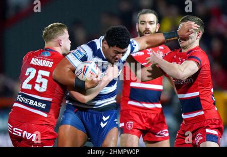 Patrick Mago von Wigan Warriors (Mitte) wird von Greg Richards von Hull KR (links) und Matt Parcell während des Matches der Betfred Super League im Sewell Group Craven Park Stadium, Hull, angegangen. Bilddatum: Freitag, 11. Februar 2022. Stockfoto