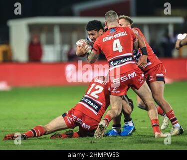 Patrick Mago #10 von Wigan Warriors wird von Kane Linnet #12 von Hull KR, Shaun Kenny-Dowall #4 von Hull KR angegangen Stockfoto