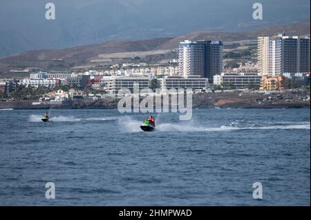 Playa de las Americas, Teneriffa, Spanien, 21. Dezember 2021. Blick vom Meer auf Urlaubsorte und Strände im Süden der Insel Teneriffa, Kanarische Insel Stockfoto