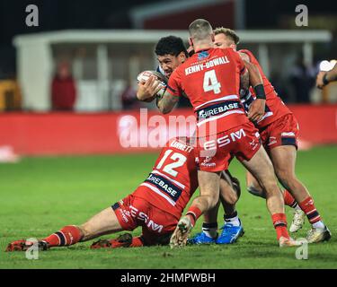 Kingston upon Hull, Großbritannien. 11th. Februar 2022. Patrick Mago #10 von Wigan Warriors wird am 2/11/2022 von Kane Linnet #12 von Hull KR, Shaun Kenny-Dowall #4 von Hull KR in Kingston upon Hull, Großbritannien, angepackt. (Foto von Mark Cosgrove/News Images/Sipa USA) Quelle: SIPA USA/Alamy Live News Stockfoto