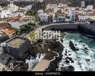 Garachico, Teneriffa, Spanien, 20. Dezember 2021. Luftaufnahme auf ältester Stadt Garachico auf Teneriffa, Kanarische Inseln im Wonter Stockfoto