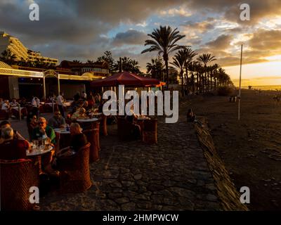 Playa de las Americas, Teneriffa, Spanien, 21. Dezember 2021. Blick auf den Sonnenuntergang auf Urlaubsorte und Strände im Süden der Insel Teneriffa, Kanarische Inseln in w Stockfoto