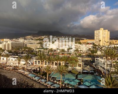 Playa de las Americas, Teneriffa, Spanien, 21. Dezember 2021. Luftaufnahme von Ferienorten und Stränden im Süden der Insel Teneriffa, Kanarische Inseln in w Stockfoto