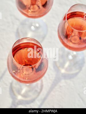 Drei Gläser noch rosé Wein auf weißem Hintergrund, selektiver Fokus Stockfoto