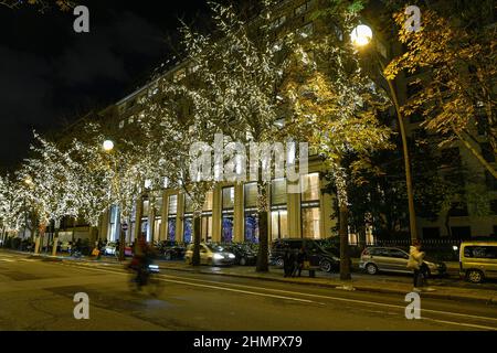 Die Weihnachtsbeleuchtung und die Feierlichkeiten zum Jahresende der Avenue Montaigne in Paris, Frankreich, am 17. November 2021. Foto von Victor Joly/ABACAPRESS.COM Stockfoto