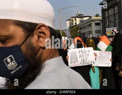 Mumbai, Indien. 11th. Februar 2022. Muslimische Frauen, die Hijab trugen, wurden während der Demonstration in der Mira Road (Bezirk Thane) mit Plakaten gesehen. Im College in Karnataka (Bundesstaat Südindien) brach eine Hijab-Reihe über Studenten aus, die an der Hochschule religiöse Kleidung trugen. Der hohe Gerichtshof von Karnataka ordnete an, dass Studenten keine religiösen Kleider an Hochschulen tragen sollten. Die Angelegenheit wird nun am 14th. Februar 2022 gehört. Kredit: SOPA Images Limited/Alamy Live Nachrichten Stockfoto