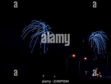 Farbe Feuerwerk am schwarzen Himmel Hintergrund am Canada Day Stockfoto