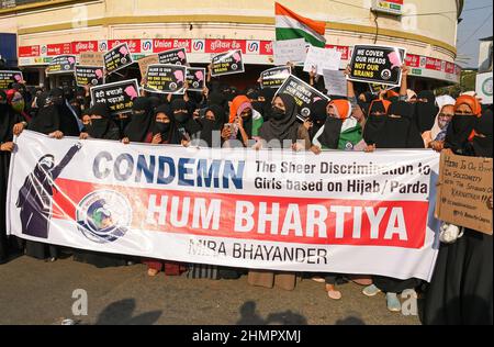 Mumbai, Indien. 11th. Februar 2022. Muslimische Frauen, die Hijab trugen, sahen während der Demonstration ein Banner und Plakate in der Mira Road (Bezirk Thane). Im College in Karnataka (Bundesstaat Südindien) brach eine Hijab-Reihe über Studenten aus, die an der Hochschule religiöse Kleidung trugen. Der hohe Gerichtshof von Karnataka ordnete an, dass Studenten keine religiösen Kleider an Hochschulen tragen sollten. Die Angelegenheit wird nun am 14th. Februar 2022 gehört. (Foto von Ashish Vaishnav/SOPA Images/Sipa USA) Quelle: SIPA USA/Alamy Live News Stockfoto