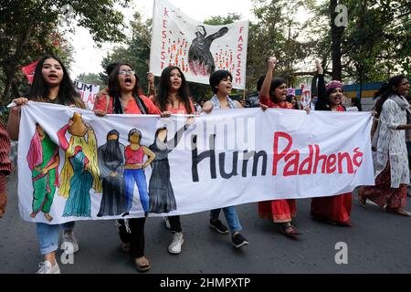 Kalkutta, Indien. 11th. Februar 2022. Studenten und Aktivisten halten ein Transparent, während sie Slogans während einer Demonstration an einer staatlichen Hochschule im indischen Bundesstaat Karnataka rufen, wo muslimische Studenten angewiesen wurden, keine Hijabs auf dem Institutsgelände zu tragen. Kredit: SOPA Images Limited/Alamy Live Nachrichten Stockfoto