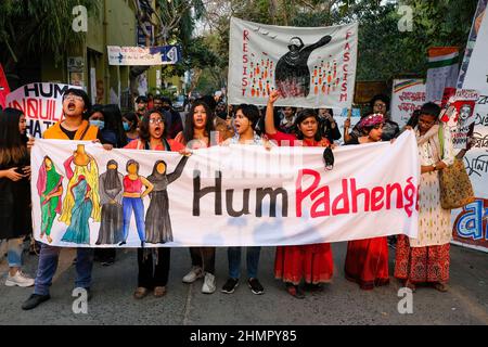 Kalkutta, Indien. 11th. Februar 2022. Studenten und Aktivisten halten ein Transparent, während sie Slogans während einer Demonstration an einer staatlichen Hochschule im indischen Bundesstaat Karnataka rufen, wo muslimische Studenten angewiesen wurden, keine Hijabs auf dem Institutsgelände zu tragen. (Foto von Dipayan Bose/SOPA Images/Sipa USA) Quelle: SIPA USA/Alamy Live News Stockfoto