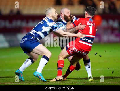 Hull KR's Lachlan Coote (rechts) wird von Jake Bibby von Wigan Warriors (Mitte) und Liam Marshall während des Betfred Super League-Spiels im Sewell Group Craven Park Stadium, Hull, angegangen. Bilddatum: Freitag, 11. Februar 2022. Stockfoto