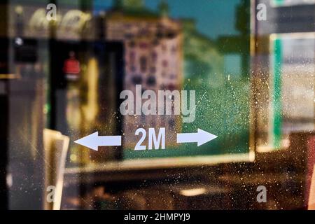2-Meter-Wegweiser in einem Schaufenster Stockfoto