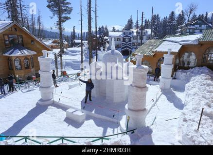 Srinagar, Indien. 11th. Februar 2022. Gesamtansicht der Schneeskulptur eines Taj Mahal, die von einem Grand mumtaz Hotelier angefertigt wurde, um Kunden in einem weltberühmten Skigebiet in Gulmarg, etwa 55 km nördlich von Srinagar, anzuziehen. In der Himalaya-Region Kaschmir wurde eine atemberaubende Schneeskulptur des Taj Mahal errichtet. (Foto von Sajad Hameed/Pacific Press) Quelle: Pacific Press Media Production Corp./Alamy Live News Stockfoto