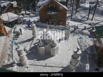 Srinagar, Indien. 11th. Februar 2022. Gesamtansicht der Schneeskulptur eines Taj Mahal, die von einem Grand mumtaz Hotelier angefertigt wurde, um Kunden in einem weltberühmten Skigebiet in Gulmarg, etwa 55 km nördlich von Srinagar, anzuziehen. In der Himalaya-Region Kaschmir wurde eine atemberaubende Schneeskulptur des Taj Mahal errichtet. (Foto von Sajad Hameed/Pacific Press) Quelle: Pacific Press Media Production Corp./Alamy Live News Stockfoto